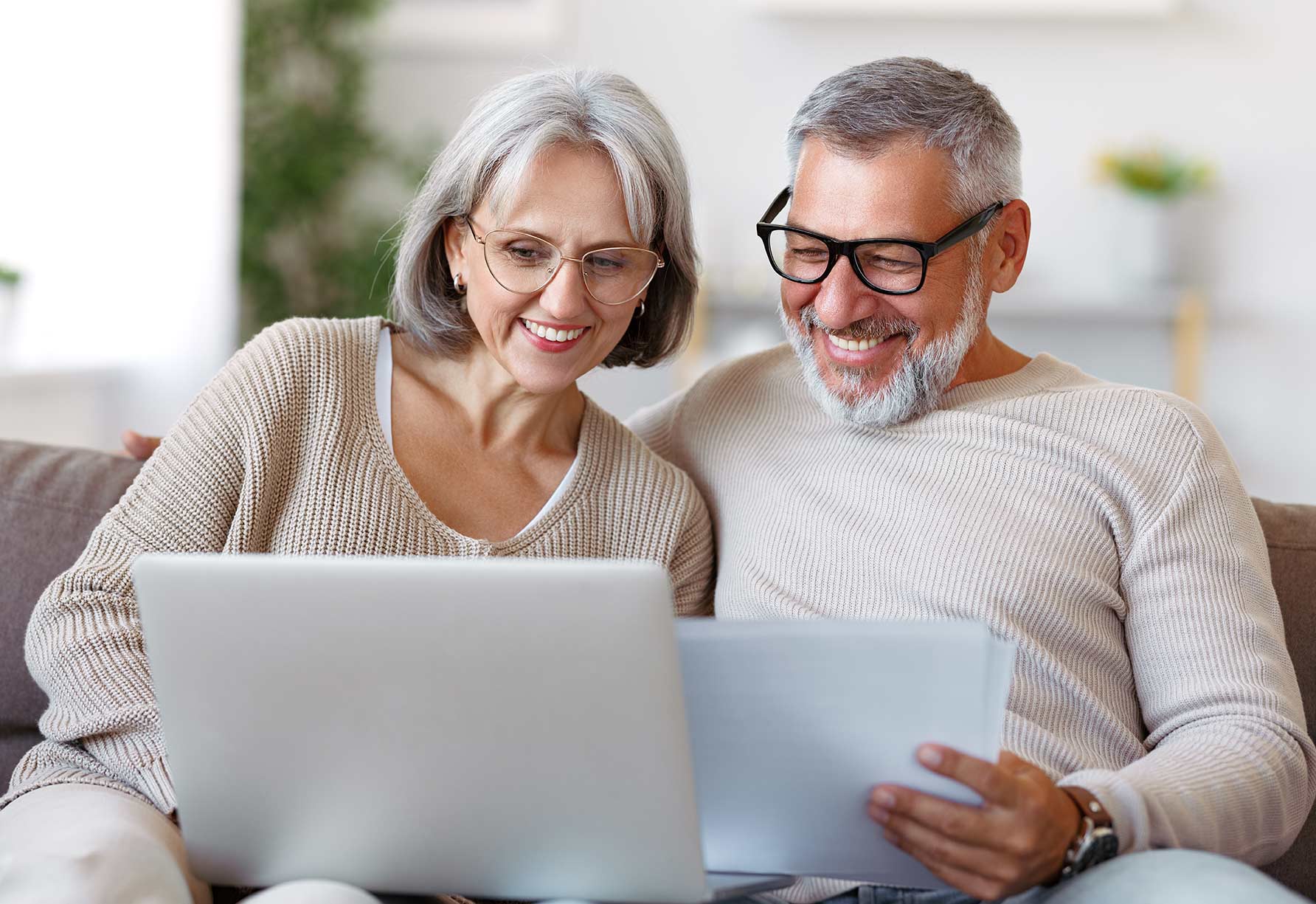 senior couple laptop life insurance ma